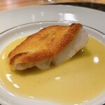 la-bas - 4. 三河湾産ヒラメのヴィエノワーズ
                                アーモンドパウダー、パン粉、チーズ、ブールブランソース