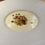 la-bas - 3. 新玉ねぎの冷製スープ、ガーリックトーストとマカダミアナッツ、パセリのソース、穂紫蘇