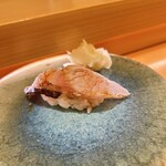 すしのいずみ - 皮目を炙った黒ムツ