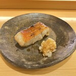 すしのいずみ - 金目鯛のカマの塩焼き
      大根の鬼おろし