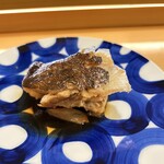 すしのいずみ - 鳴門の真鯛の兜煮
      生姜の風味