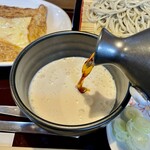 蕎麦貴石 - おとうふ汁にお好みの量のそばつゆを加えて…