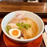 拳ラーメン - つるっつるの麺に濃いお出汁の味がピッタリ