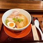 拳ラーメン - 綺麗なスープ！！レアなチャーシューも美味しい