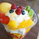 雪みるく - 料理写真:果物やさんのこだわりパフェ（500円）
