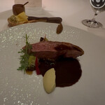 ラ・ベ - 鴨胸肉骨付きエピスロースト カリフラワークリーム レンズ豆のブレゼ シヴェソース