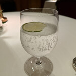 ラ・ベ - ドリンクはペリエ