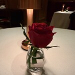 ラ・ベ - テーブルにも1輪のバラ