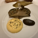 ラ・ベ - 鮑の海藻蒸し エストラゴンファルシ ベアルネーズ 黒トリュフソース