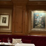 ラ・ベ - 店内には名画がずらり