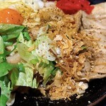 麺屋　たか - 豚バラ肉ななレタスやチーズなど