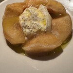 RODEO - りんごのコンポートとイタリア産ブラータチーズ。季節ごとにフルーツが変わります