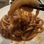 RODEO - 麺リフト。ハンバーグのようなソースがよく絡みます