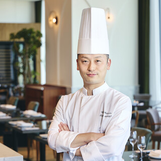 芸術作品のようなデザートを生み出す浅井拓也シェフパティシエ