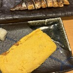 かば屋 - 上:燻製サバの炙り、下:玉子焼