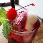 日和cafe - カシスフレーバー入りのアイスとチェリーがのっています