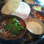 Spice&Dining KALA - 手前のパクチー入りのカレーが限定チキンカレー