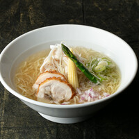 鶏の深いコクと塩のあっさりした味わいのハーモニー
