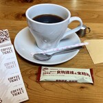 喫茶morals - コーヒー（Hot)、おまけつき。左にあるのがコーヒーチケット。