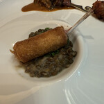 メイ - ブリックで巻いた鳩股肉のフリット、レンズ豆と香味野菜の煮込み