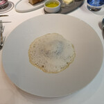 メイ - 4皿目
      ラビオリで包んだフォアグラ、ジャガイモのピューレ、トリュフ、ジュドボライユ（鶏の出汁のソース）