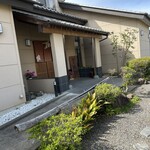 馳走 筏や - 路地の奥にあります。門のところにはきれいなクレマチスが咲いていました。