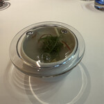 メイ - 2皿目
      カツオの瞬間燻製、新玉ねぎピューレ、紫キャベツ、茗荷。
      