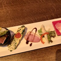 スペイン料理 La Cazuela 三ノ宮 ミント神戸店 - タパス 5種盛合せ