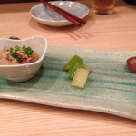 旬酒和食 芳べえ - お通し。こんにゃく、せろりの浅漬け、ぶり大根