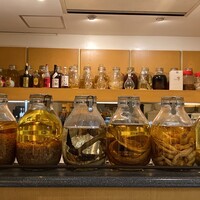 中国薬膳料理 星福 - 店の入り口には、ずらりと薬膳の瓶が並んでいます。