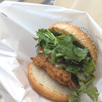 フレッシュネスバーガー - 料理写真:パクチーチキンバーガーのグリーンカレーのパクチー3倍拳！