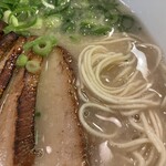 秀ちゃんラーメン - 麺は細麺です
