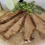 秀ちゃんラーメン - 肉の厚さ、炙り具合を見てください