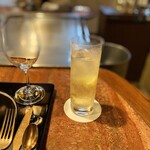 八王子うかい亭 - ハンドルキーパーの僕はノンアルコールハイボール。
      カットレモンが2切れほど入っていて、
      ハイボール好きの僕も納得の味です！