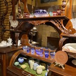 八王子うかい亭 - 江戸切子や立派な食器類が並びます。
