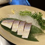 八王子うかい亭 - 本日の旬魚、イトヨリ登場！
      黄色い線が目から尻尾まで繋がっていて、
      泳ぐ時に尻尾の黄色がユラユラする様子が
      糸をよる(ねじる)のに似ていることから
      付いた名前だそう( ˙◊˙ )ﾎｫｰ