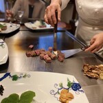 299389884 - 芸術的なナイフとヘラさばきで
                    サイコロ状にどんどんカットされ、
