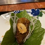 八王子うかい亭 - もう1種類焼いてくれてたお肉ちゃんは、
      山葵の葉と新玉ねぎのスライスを巻いて頂きます。
      山葵の葉は、ほんのりとした山葵の香り。
      全然辛くなくて食べやすいですね♪(*'▽'*)