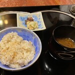 八王子うかい亭 - 〆が到着〜♪
      ガーリックライスは、鉄板の上で
      ご飯と刻みニンニクを分けて炒めてまして、
      いい香りがずーっと漂って食欲をそそりまくり(๑✪ω✪๑)