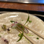 八王子うかい亭 - 薄くスライスされたラディッシュは
      山葵の葉と山葵の花を細かく刻んで
      酸味のあるゼリーで閉じ込めたものを乗せると
      お口直しにバッチリとのこと。
      うん、確かにバッチグー！(* ｰ̀ ֊ ｰ́ )و✧