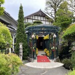 八王子うかい亭 - この建物の入口前の右側の池には鯉が泳いでます！
      何だかすんげーとこに来ちまっただよ…