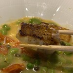 八王子うかい亭 - 大分県の豊後水道で採れたイトヨリは
      身が大きくてふっくら。
      皮目がパリッとしていて美味しい！
      そら豆やグリーンピースが春らしくて爽やか。