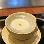八王子うかい亭 - 新玉葱の冷製スープ
      京都から取り寄せたという食器も素敵です(๑✪ω✪๑)
