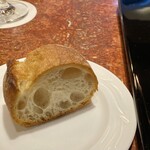 八王子うかい亭 - 余ったソースは、フランスパンに付けて頂きました。
      焼きたてでパリッパリ！