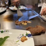 八王子うかい亭 - 弱火で少しずつ火を入れながら何度も裏返し、
      大切に大切に育てられております。
      その間に、もうひとつのお肉くんを炒め始めました！