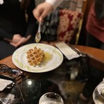 八王子うかい亭 - 娘ちゃんは焼きたてのワッフル。
      撮り忘れましたが、
      息子くんはお酒が入った季節の一品に(* 'ᵕ' )☆