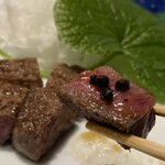 八王子うかい亭 - 超薄切りガーリックや
      塩漬けしたブラックペッパーを乗せまして、
      さぁお口の中へ！(◍≧ᗜ≦◍)
      グハァ！柔らかくてジューシー♡