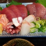 魚漁家 - お刺身は鰹、鮪、鰤、サーモン、タコ、鯛でした。新鮮で厚みもありました