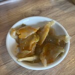 ラーメン餃子ハナウタ  - 無料のザーサイ