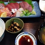 魚漁家 - 訪れたのは日曜のお昼時です。1階のカウンター席に通されました。注文したのはお刺身定食(1,650円)です。
